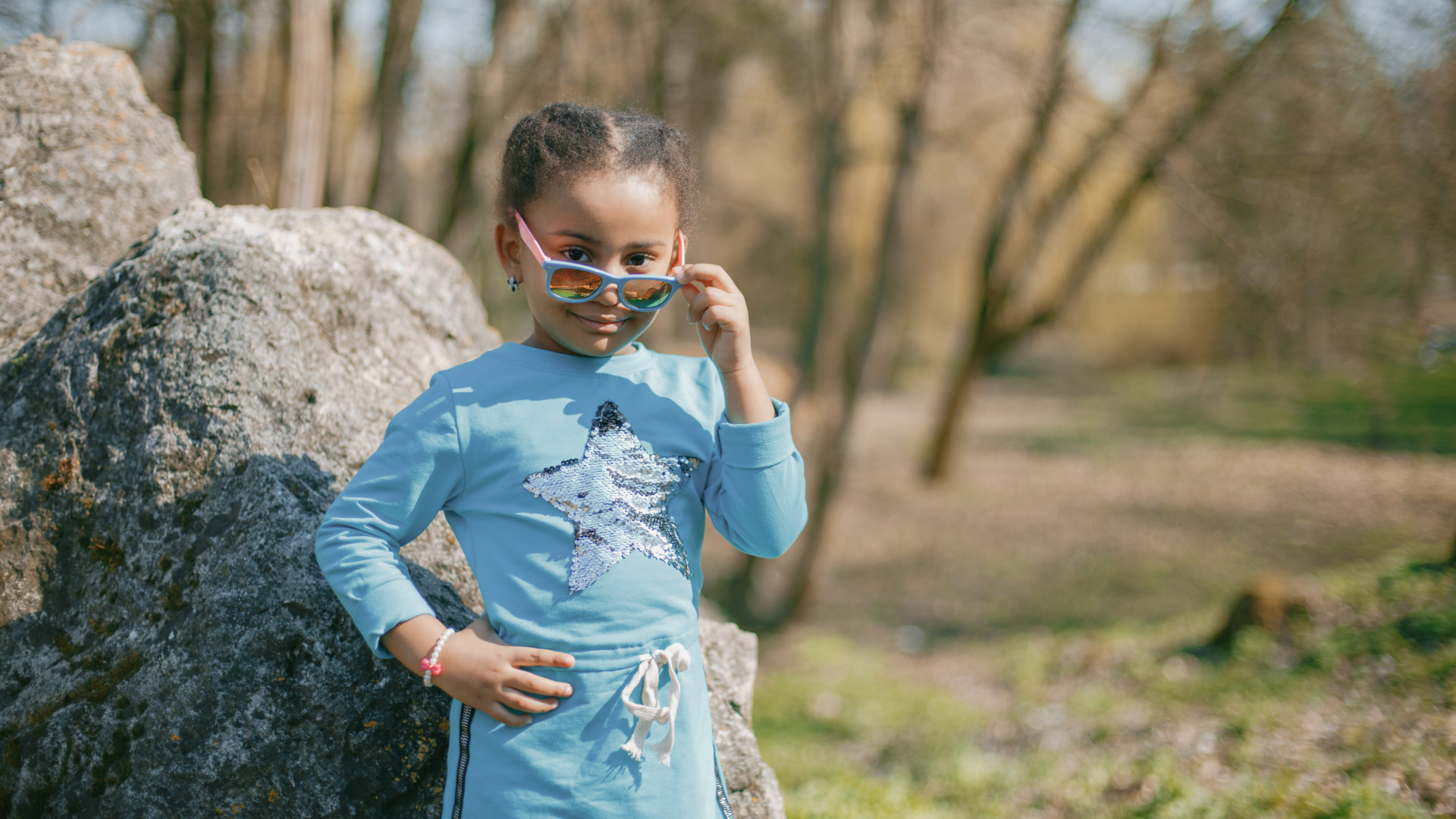 Comment fonctionne un vêtement anti-UV pour enfant ? La technologie expliquée simplement